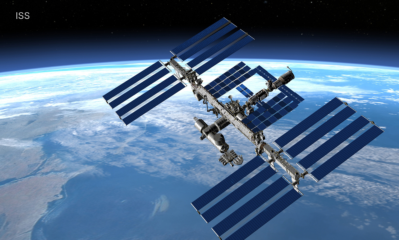 巨大な太陽光パネルを備えた人工衛星