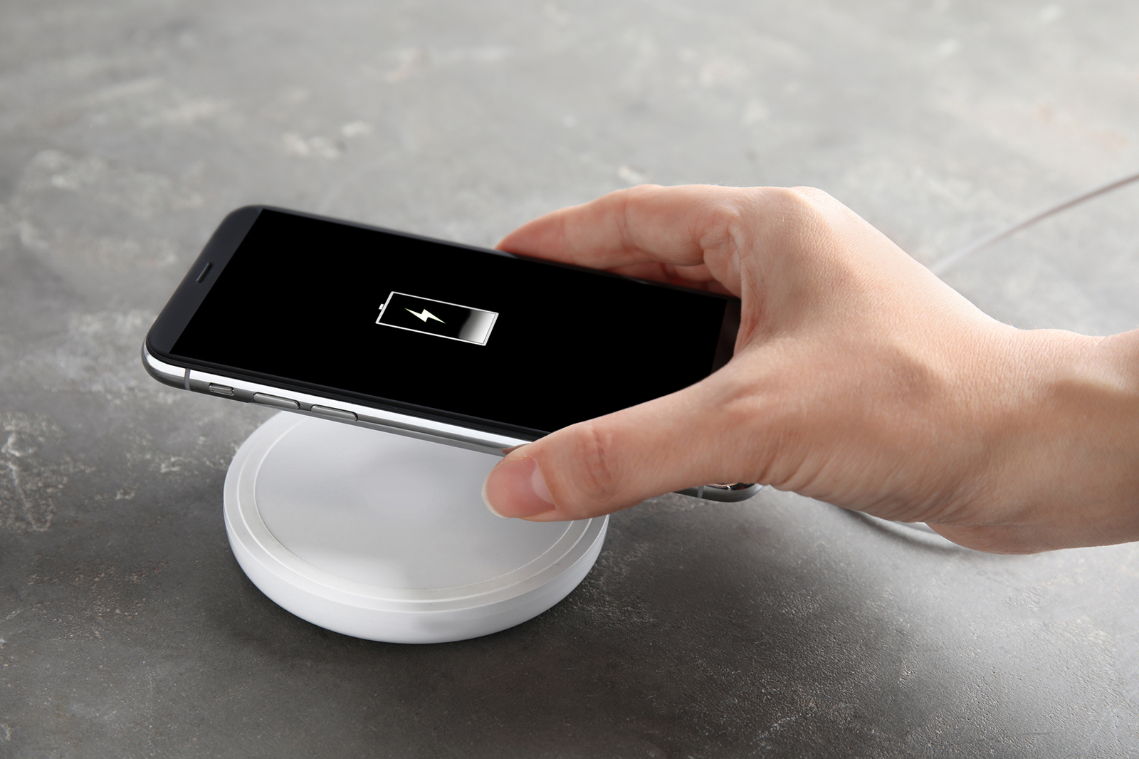 なぜ、置くだけで充電できる?ワイヤレス充電のしくみとは?
